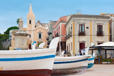 Tipik renkli balıkçı teknesi Marina Corta, Lipari Aeolian Adası, İtalya