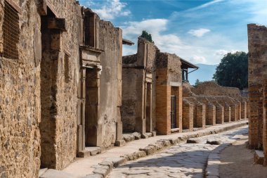 Pompei 'nin antik harabelerinde bir cadde, İtalya' daki Vezüv volkanı patlaması tarafından yok edilen şehir, Unesco 'nun dünya listesi mirasına kazınmış bir yer.