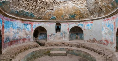 Pompei şehrinde, Vezüv yanardağı tarafından tahrip edilen frijityum adı verilen antika Roma hamamlarında bulunan büyük soğuk havuz, İtalya 'nın Unesco kentinin dünya mirası listesine kazındı..