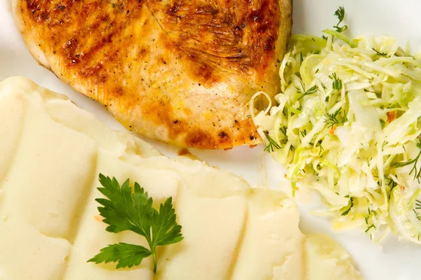 Peito de frango grelhado, purê de batata e salada de repolho — Fotografia de Stock