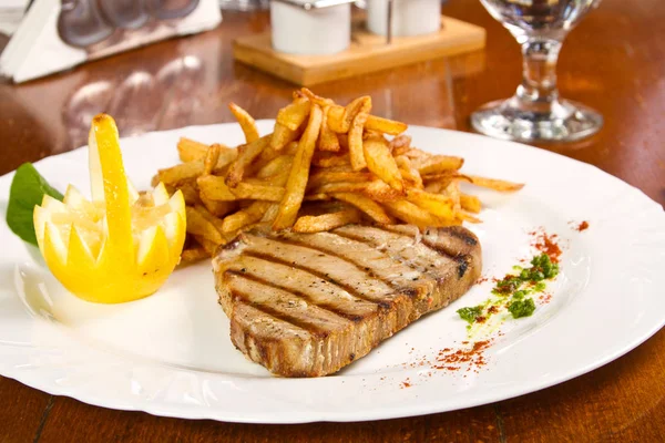 Grilled tuna fillet with fries — Stock Photo, Image