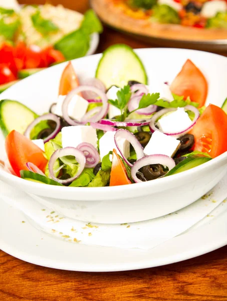 Salade grecque fraîche dans un bol — Photo