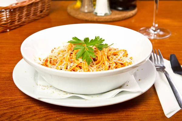Espaguetis con salsa de tomate y albahaca —  Fotos de Stock
