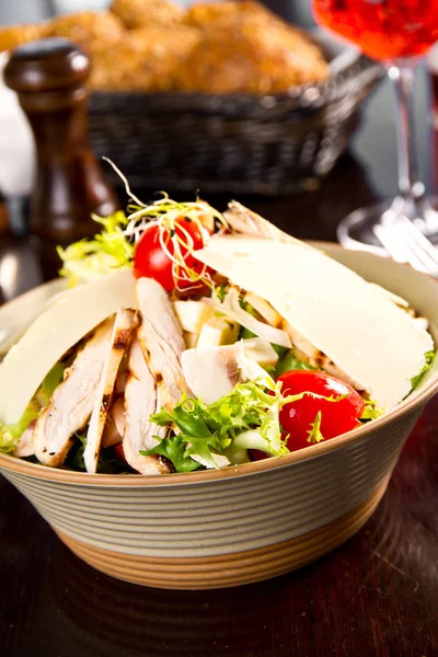 Itlalian salad with chicken vegetables and parmesan — Stock Photo, Image