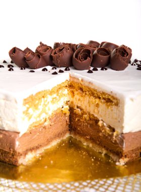 karamel ve vanilya kremalı pasta