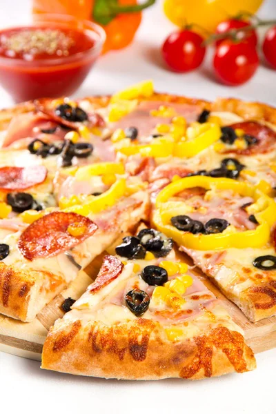 Pizza with salami and vegetables — Stock Photo, Image