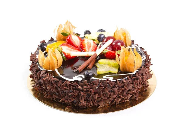 Bolo de chocolate com decoração de frutas frescas — Fotografia de Stock