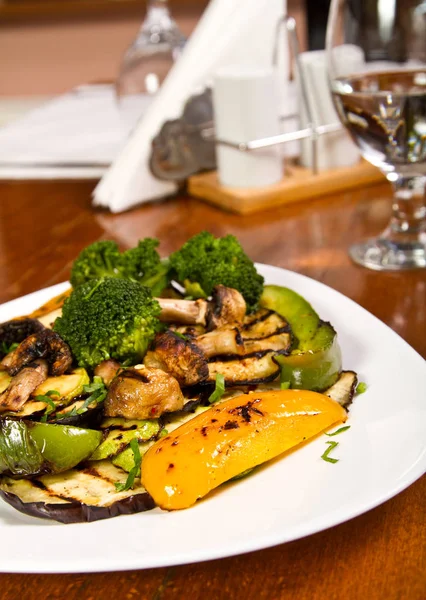 Vegetarische maaltijd met gegrilde groenten — Stockfoto