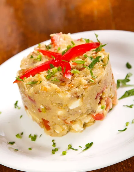 Griekse aubergine salade met tomaten en fetakaas — Stockfoto