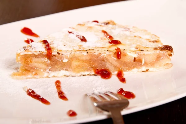 Elmalı turta dilimi bir plaka üzerinde