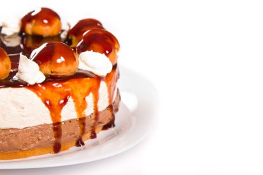 Pişmiş çörekler ve karamel ile çikolatalı kek