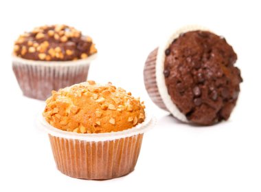 beyaz zemin üzerinde üç muffins