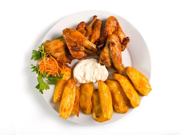 Fried chicken wings with baked potatoes and garlic mayo — Stock Photo, Image