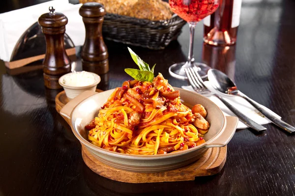 Tagliatelle con sugo di pomodoro, peperoncino e funghi — Foto Stock