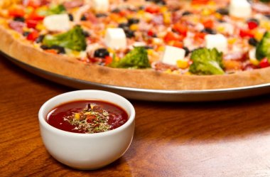 Sıcak biber sosu yanı sıra pizza