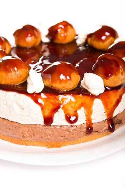 Pastel de chocolate con rosquillas al horno y caramelo —  Fotos de Stock
