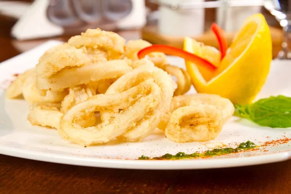 Fried calamari rings with lemon — Stock Photo, Image