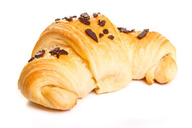 Beyaz zemin üzerine çikolata kruvasan