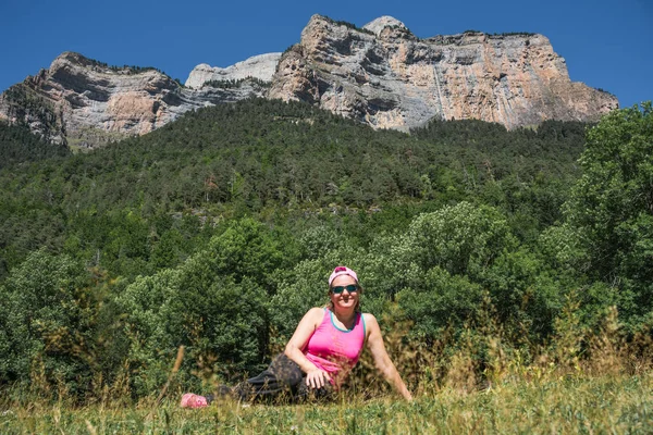 Woman Wearing Sporty Clothes Sunglasses Cap Resting Idyllic Place Front — Stock Photo, Image