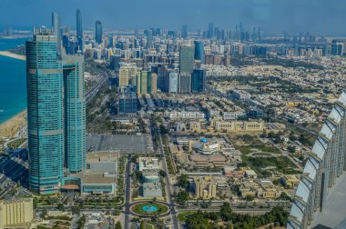 Kuşbakışı göz ve Abu Dabi şehir gözlem güverte hava dron görünümü