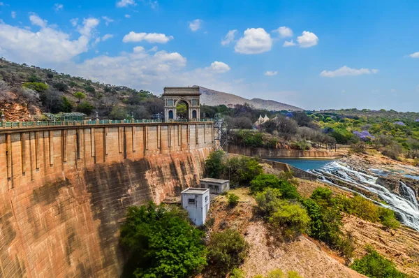 Hartbeespoort Dam Arco de entrada triunfo com Crest gates monu — Fotografia de Stock