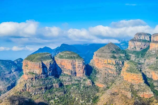Canyon del fiume Blyde e Tre rondawel nel percorso panoramico in M — Foto Stock