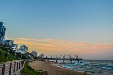 Güzel Umhlanga Promenade İskelesi gün batımında Kwazulu Natal Durban Kuzey Güney Afrika'da bir balina kemiği iskele yaptı