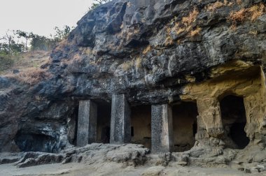 Fil mağaralar Gharapuri bir adada Mumbai Hindistan'da ünlü bir dönüm noktası