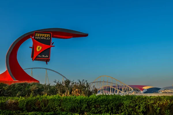 Exteriores do mundo Ferrari, um parque de diversões em Abu Dhabi na Ilha Yas — Fotografia de Stock