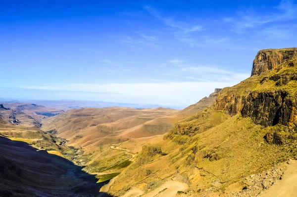 La vegetación en Sani pasa bajo el cielo azul cerca del reino de Lesotho Sou — Foto de Stock