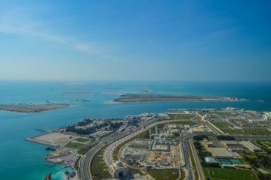 Kuşbakışı göz ve Abu Dabi şehir gözlem güverte hava dron görünümü