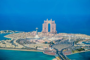 Kuşbakışı göz ve Abu Dabi şehir gözlem güverte hava dron görünümü