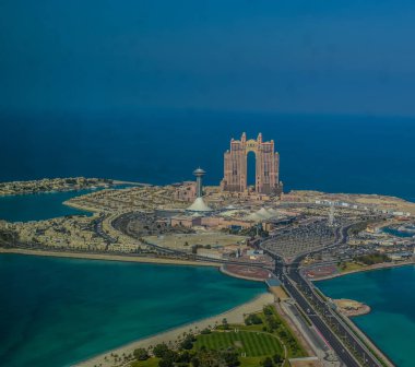 Kuşbakışı göz ve Abu Dabi şehir gözlem güverte hava dron görünümü