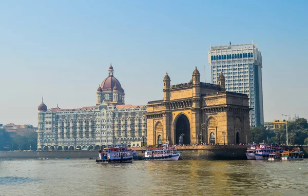 Bela porta da Índia perto do hotel Taj Palace no porto de Mumbai com muitos molhes no mar da Arábia — Fotografia de Stock