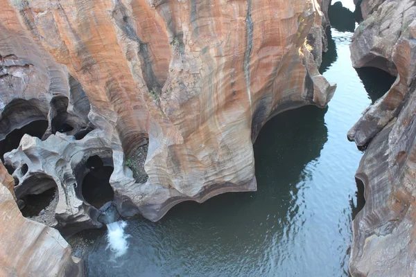 Formación rocosa en los Baches de la Suerte de Bourke en la reserva del cañón de Blyde en la ruta Panorama en Mpumalanga Sudáfrica — Foto de Stock