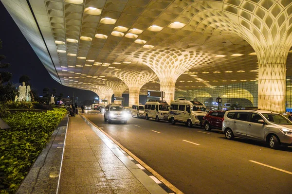 Belos exteriores do Aeroporto Internacional de Mumbai durante a noite — Fotografia de Stock