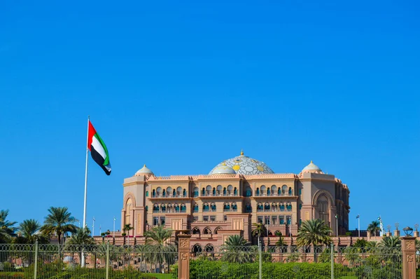 Majestätiska och palatsliknande beach front hotel kallas Emirates Palace i Abu Dhabi Uae — Stockfoto