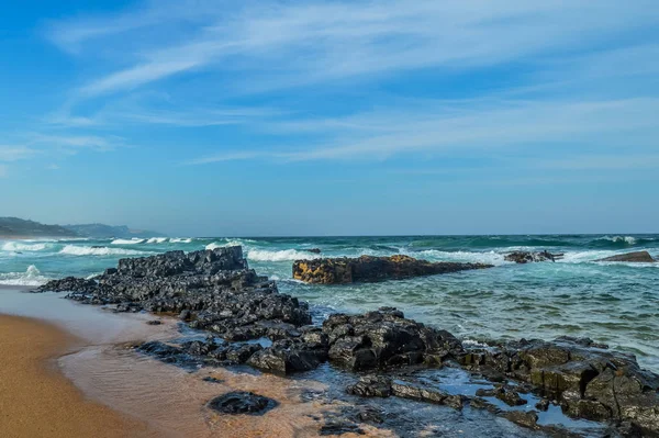 Piscina de mareas de roca salina natural y prístina en la costa del delfín Ballito Kwazulu Natal Sudáfrica — Foto de Stock