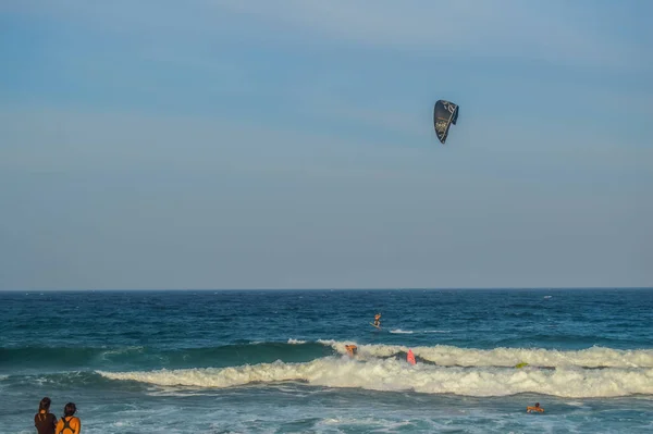 Surfista cometa o paracaídas haciendo adrenalina en la playa principal de Salt Rock en la costa del delfín Sudáfrica — Foto de Stock