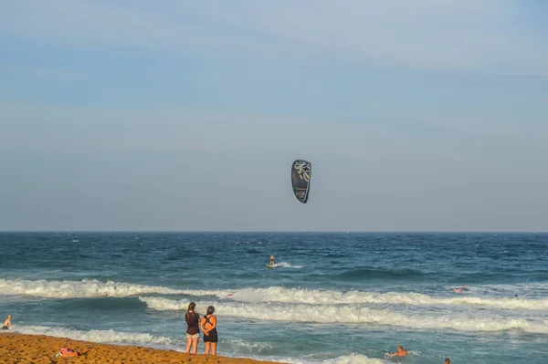 Surfista cometa o paracaídas haciendo adrenalina en la playa principal de Salt Rock en la costa del delfín Sudáfrica — Foto de Stock