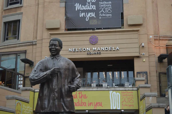 Bronzen status van Nelson Mandela in Sandton City Johannesburg — Stockfoto