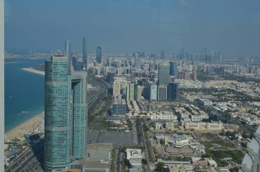 Gözlem güvertesinden Abu Dabi şehrinin kuş bakışı ve havadan görünümü