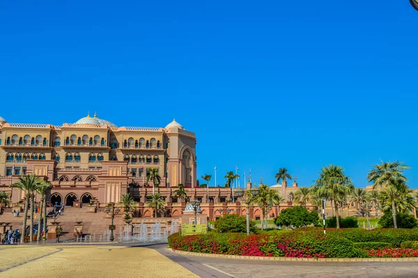 Majestuoso y palaciego hotel frente a la playa conocido como Emirates Palace en Abu Dhabi Emiratos Árabes Unidos — Foto de Stock