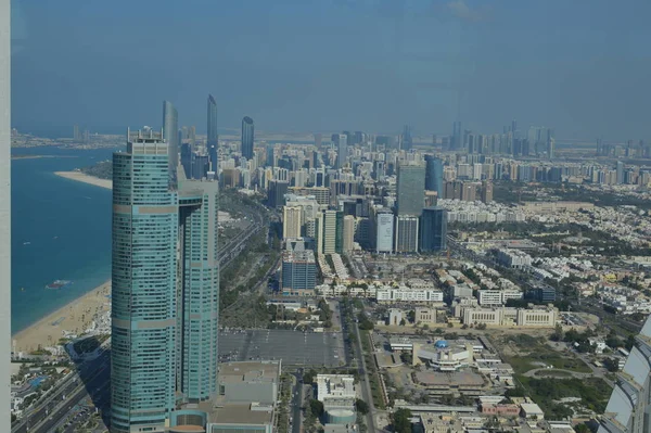 Ojo de pájaro y vista aérea de la ciudad de Abu Dhabi desde la plataforma de observación —  Fotos de Stock