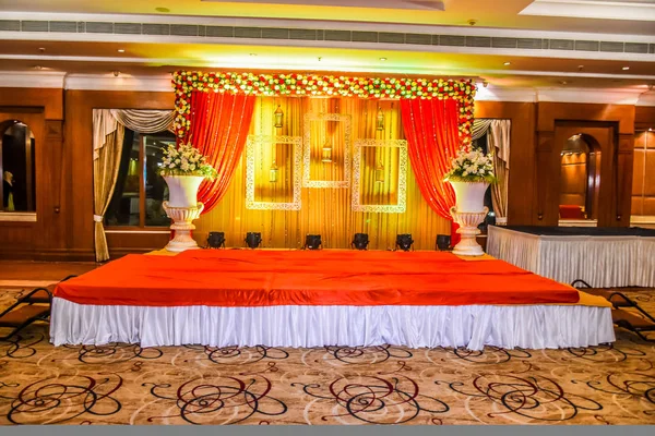 Beautiful Indian wedding ceremony stage set in colors and entran — Stock Photo, Image