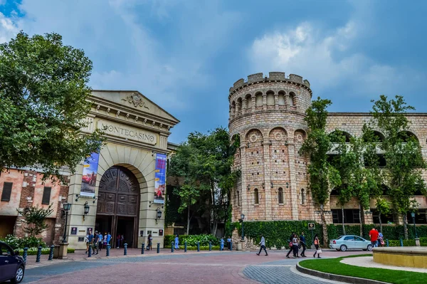 Exteriores da atração mais popular em Joanesburgo, Monte Casino, que está aberto 24 horas e é construído em tema italiano — Fotografia de Stock