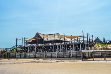 Maputo Mozambik 'teki Portekiz adasının mavi gökyüzünün altındaki el değmemiş ve turkuaz plajı.