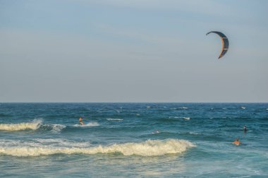 Uçurtma veya parchute sörfçü Dolphin sahil ballito Güney Afrika Salt rock ana plajda adrenalin acele yapıyor