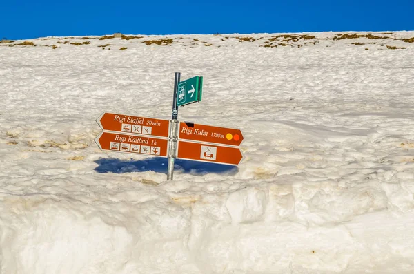 Rigi Dağı veya Rigi Dağı Kışın İsviçre Avrupa 'da çarklı trenin geçtiği yerde karla kaplıdır.