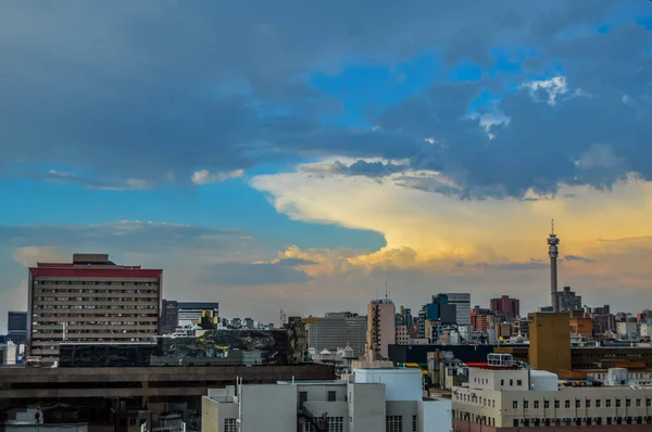 Güzel Johannesburg şehri gökyüzü ve yükselen kuleler ve binalar